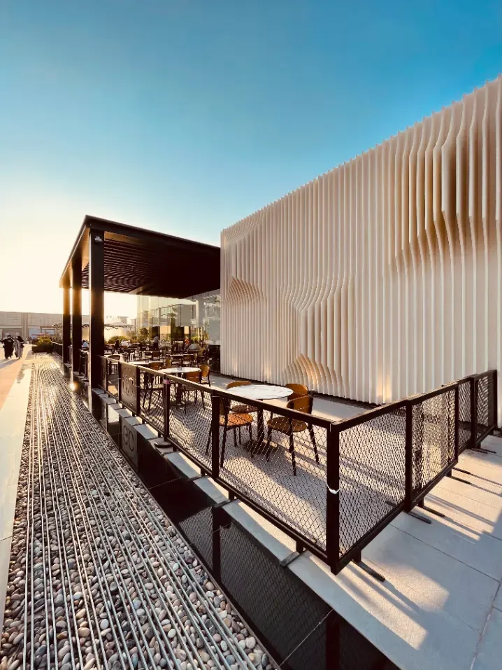 photo d'une terrasse avec chaises et tables.